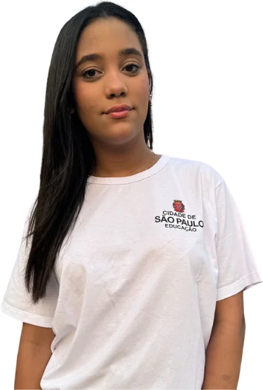 Aluna com a camiseta do uniforme escolar